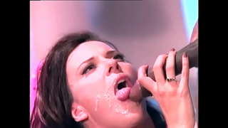 Кара король һәм аның кунагы трахают бу голодную грудастую цыпочку