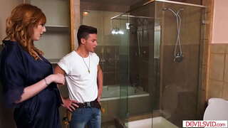 Сладко жена учи рогоносцы мъжа си, отсасывая и трахаясь с водопроводчик