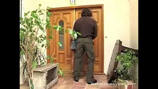 ȧ�質金髪に吸しfucks彼のパティオ