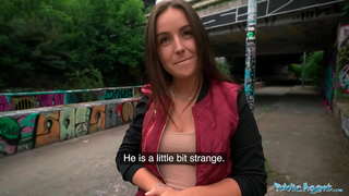 Public Agent oileanach le bhith a &#039; faighinn a h-vagina penetrated gu cruaidh le a stranger a-muigh ann am Prague