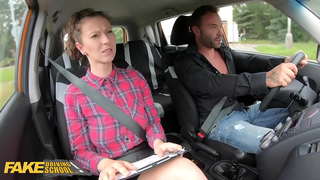 ���नावट ड्रायव्हिंग शाळेत शिकाऊ मैदानी संभोग आधी शिक्षक एमिलिया वादन कॉफी खरेदीस