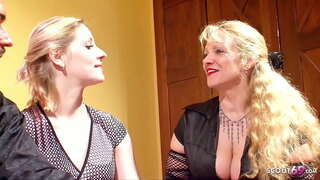 Młoda niedoświadczona para otrzymuje pomoc od dojrzałej sąsiadki w ich pierwszym trójkącie