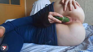 PAWG సుందరమైన పావురం fucks her tight pussy దీర్ఘ దోసకాయ