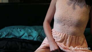 Соблазнительная любительская красотка берсе Янкс Марина трахает үз вибратор кадәр оргазма