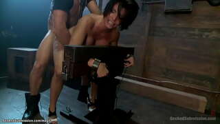 Boobs erraldoi brunette MILF Shay Fox egin da arakatzea batera, greba bere hortzak ondoren doazen eta tolestuta zakarra baino gehiago by fucked oilarra handi Ramon Nomar ziega batean