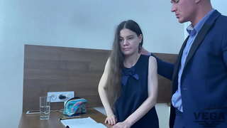 CLASA DE ACASĂ A SCĂPAT DE SUB CONTROL ȘI PROFESORUL A VRUT SĂ-L FUTĂ PE STUDENT ÎN FUND