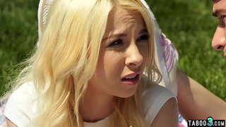 Teen hermanastra fucked malglate en la ĝardeno subĉiela