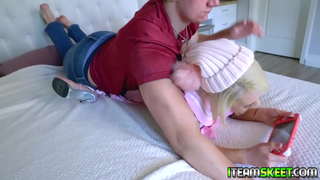 La sexy giocatrice Ava Sinclair lascia il suo gioco e inizia a scopare il cazzo dei suoi fidanzati e lo fa sborrare nelle sue grandi tette