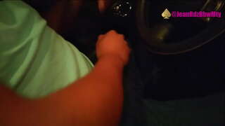 Возач убер зајебава са мном, показујући сисе по граду