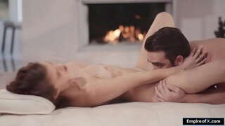 O bruneta angajat pizde lins apoi fututa de managerul ei