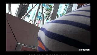 Подруга Большегрудой Брюнетки Сабрины Тейлор Отлично Делает Публичный Минет