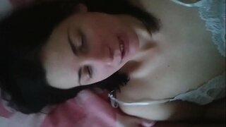 Amatori rusă fata Oksana tras în ei păros păsărică, partea 1