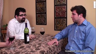 Footjob - אשתו נסגרת מתחת לשולחן עסקים