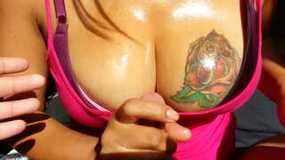 розовый мастурбирует