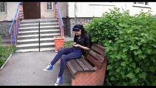 ���ंगी महिला widens उनको खुट्टा