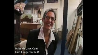 ���ඩ් brunette ගෘහණියක් ලැබෙන shagged දී ඇගේ සේවා ස්ථානයේ