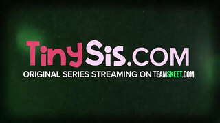 18 mlwydd oed Ariana Grand yma ar gyfer un peth ac un peth yn unig, i gael FUCKED! Mae hyn ass sexy harddwch wrth ei bodd i edrych i fyny ar eich wyneb gyda ceiliog yn ddwfn i lawr ei gwddf a gŵyn yn bleser wrth fod pl