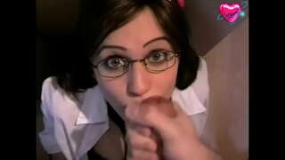 Cute chick katika glasi anapata ni nzuri