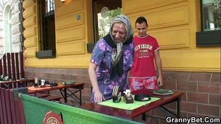 Suured tissid vanaema nikutud kõva