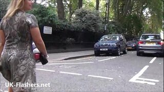 Sexy brilantaj blonda Ashley Rajdantoj subĉiela parademo kaj amateur voyeur infaneto