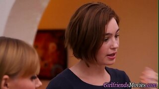 Busty młoda lizanie lesbijki