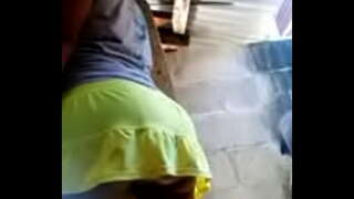 în mica mea fusta și galben mi panti morada