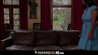 MILF Korak Mama &amp;amp; Mali Pastorku Podijeliti Orgazme