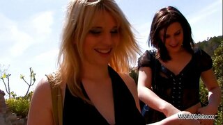 От задника в устата си при публично секс на открито... И празнене