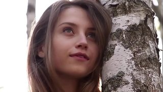 Сладка млада дама Николина съблича дрехите си в гората