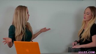 Lesbiese Agent het gevang deur&#039;n sexy spioen