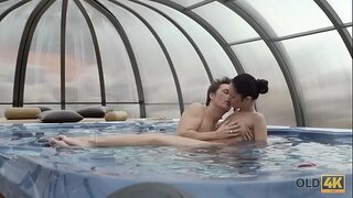 OLD4K. Licitație Sex in Jacuzzi