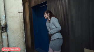 Bebe looses a h-aodach agus sneaks naked ann an underground corridors.