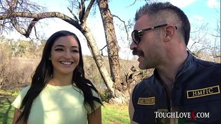 Petite brunette cutie fucked amin&#039;ny lehibe ny akoho maro in -