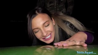 Openbare Agent Kurwes borstig hottie in die aand buite, ouer