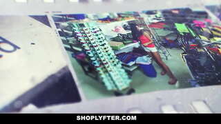 Teen girl estas nokta movo dungito en la vendejo.La oficiro arestis ŝin por ŝtelado mateno movo raportoj kaj ŝi koncedas ke ŝi faris ĝin 1 aŭ 2 fojojn.La oficiro tiras el sia dick kaj lasas#? ia gor? o ĝin.En reveno, li formangxas kaj fucks her pussy.