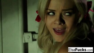 Gagica blonda devine lovit