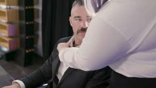 Красотка XXL Трахается Бу киску Үзенең Похотливым Боссом