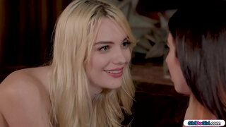 Bruneta este în căutarea de la distanță și o întreabă blonda de la distanță dacă știe unde este.Toate dezbrăcat și a transforma în jurul valorii de cu telecomanda în fundul ei.ei tot parte să-i slăbi și a o seduce.Se sărută și ea linge pasarica ei înainte de facesitting ei