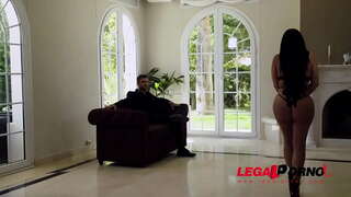 Үлкен сиськи бар брюнетка дымқыл кискасын мастурбациялайды - үй