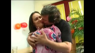 Kraftig pige Jenny med store naturlige bryster får slået bagfra