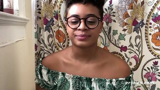 Негритянка prekrasna završi na kauču