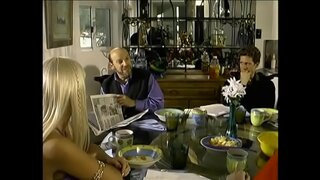 Жеребец-моряк отсасывает свой твердый инструмент великолепной блондинке Ханне