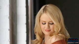 Velká prsa a kulatý zadek blondýnka máma jsem rád šoustat kotě ukazuje své sexy tělo