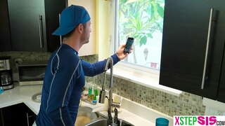 Latina stepsister нь сайн хойлог аяганы, би гүйж орлоо түүний хийж байгаа нь энэ