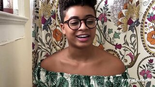 Ebony Mil Oibríonn Sé Le 2 Dildos