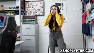 ברונעט טין דזשודי זשאולי געטינג איר ענג לאָך ראָמפּעד וויילדלי דורך די זיכערהייַט וועכטער פון הינטער