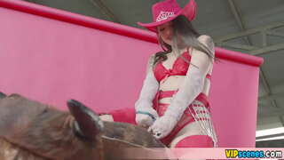 Probeert omgaan met de grote lul van haar BF