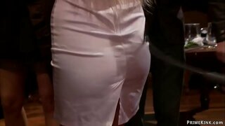 Blonda amanta Lorelei Lee aduce fierbinte, sani uriasi blonde sclavi Riley Evans la petrecere public și o face să aplecat peste masă cainelui sex in gasca futut