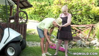 Распутная зрелая леди Нанни трахается с похотливым чуваком