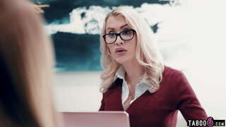 Teen fiice vitrege avut unele probleme la locul de muncă cu o MILF seful